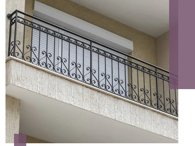 Балконные ограждения из металла и стекла в Назрани для домов